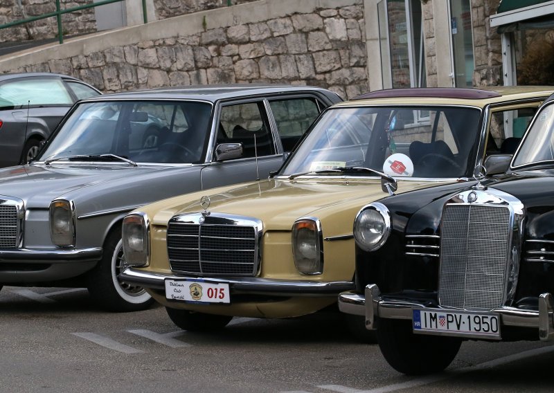 U Imotskom usred grada niče spomenik Mercedesu