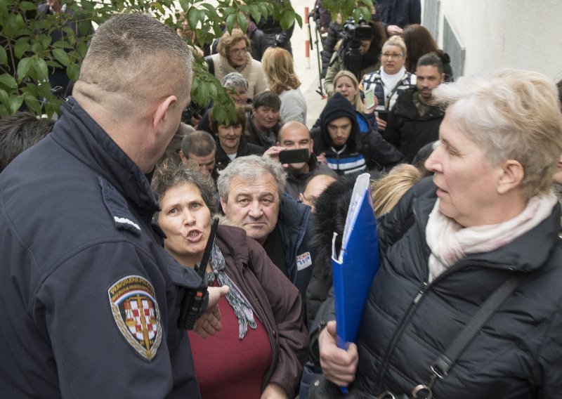 Burno ročište u Splitu: Mediji stjerani u kut, a radnici tvrde da su 'tri puta opljačkani'