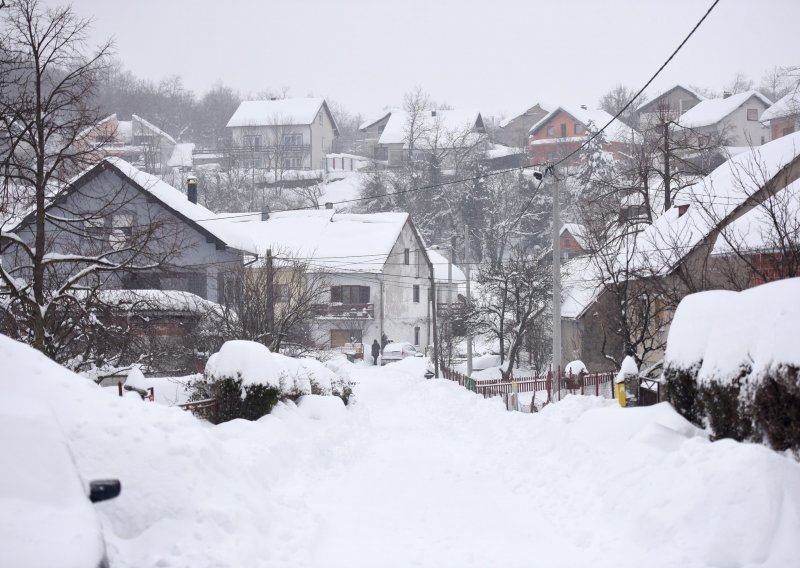 Snježna oluja slabi, poslijepodne sunčano, a sutra počinje malo ledeno doba