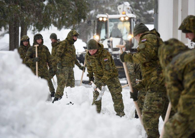 Vojska nastavlja akciju u snijegom zametenim dijelovima zemlje
