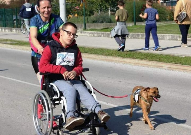 Prognoze su bile poražavajuće, ali dječak je počeo govoriti. Sada bi mogao i prohodati ali treba pomoć