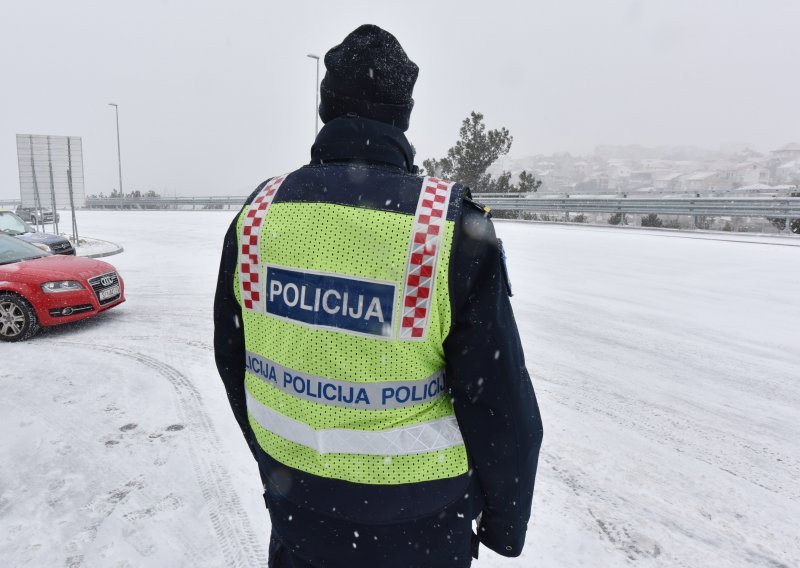 Policajci voze s ljetnim gumama i smrzavaju se u automobilima