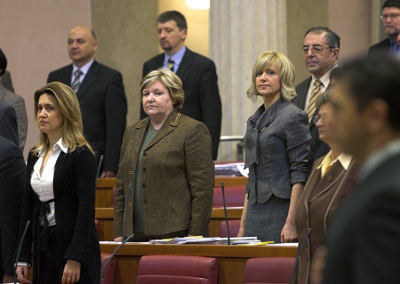 SDP za hitno zamrzavanje dužnosničkih plaća