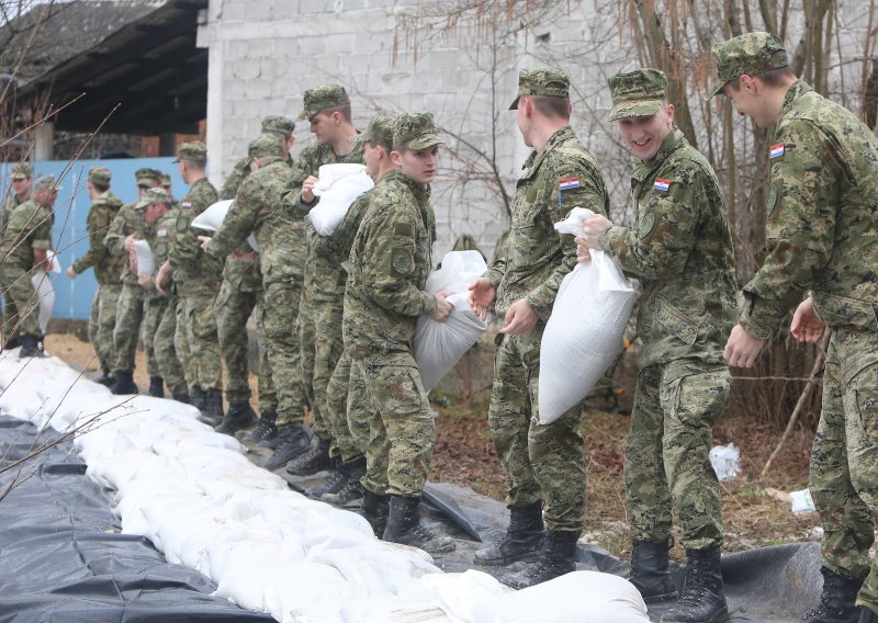 Vodostaj Une, Korane i Kupe rastu iz sata u sat, na nogama vojska i Crveni križ