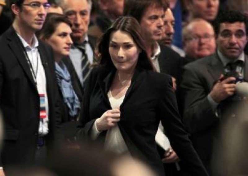 Carla Bruni nosi periku