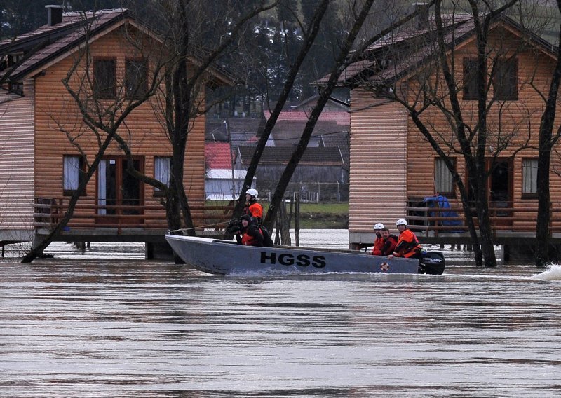 Sava raste centimetar na sat, vojska brani kuće