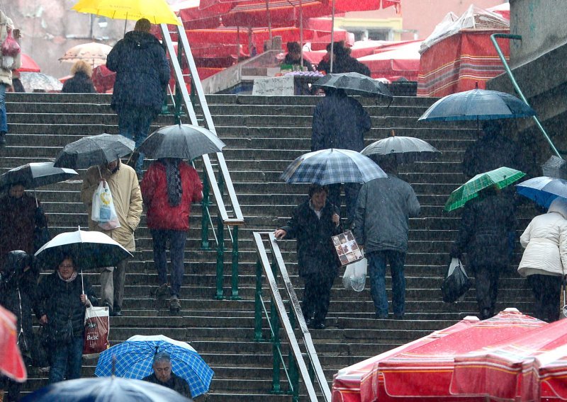 Stižu kiše i pljuskovi, no temperatura iznenađuje