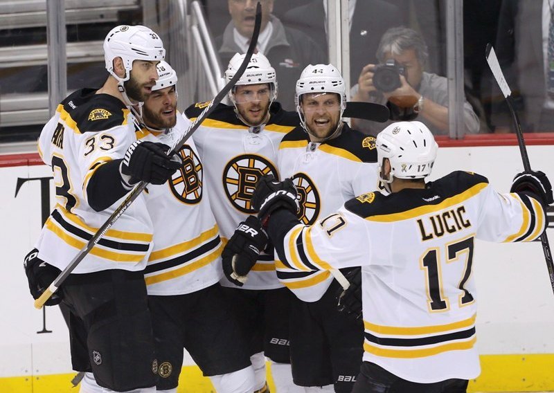 Boston gazi sve pred sobom u NHL ligi