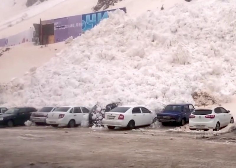 Pogledajte kako lavina mete parkirane automobile kao da su igračke