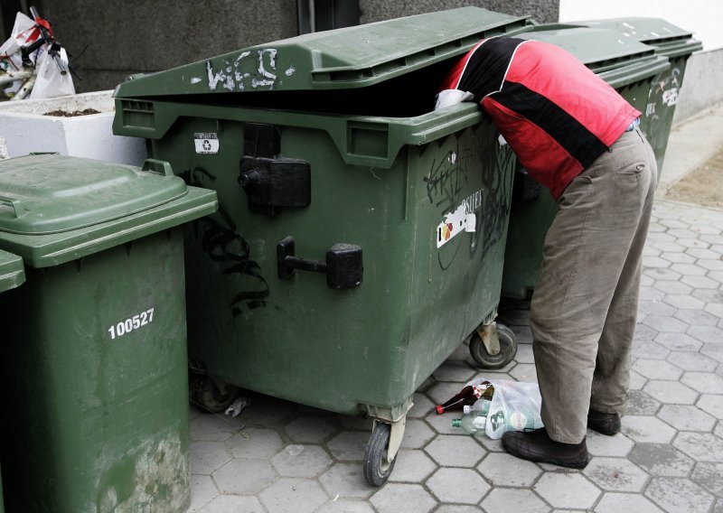 Koliko ljudi živi od socijalne pomoći i pučke kuhinje?