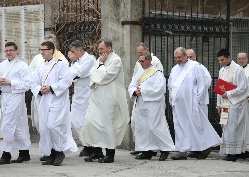 Procesijom na zagrebačkom Kaptolu počeli obredi Velikog trodnevlja