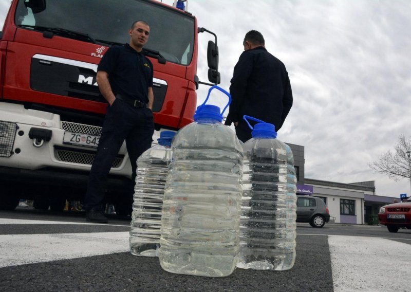 Brođanima zbog problema s vodom i niže naknade