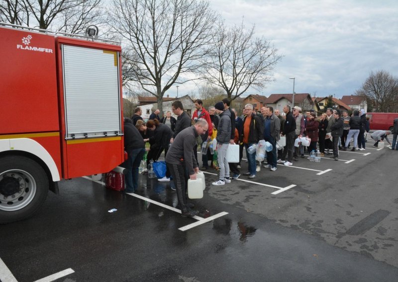 Do sada u Slavonski Brod stiglo 55.000 litara flaširane vode, stižu i dodatne cisterne