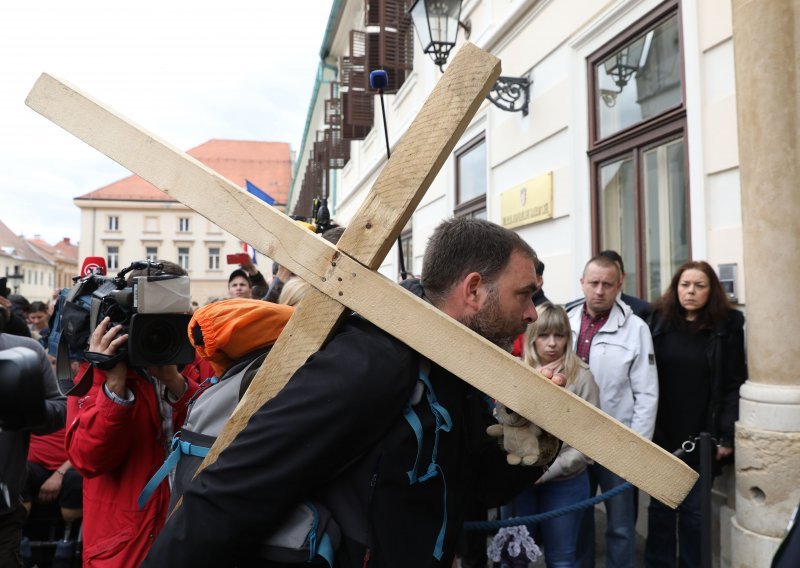 Saša Pavlić nakon sastanka s Plenkovićem: Križ ostaje u Vladi