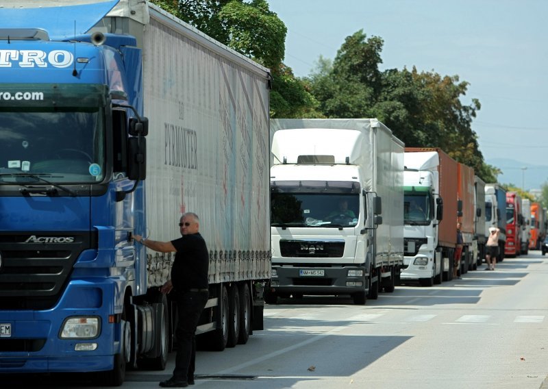 Budite oprezni, jak vjetar i vozila u kvaru na A6 i A3 usporavaju promet