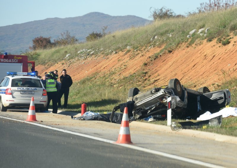 U blizini Požege u frontalnom sudaru s kamionom poginuo mladić, dvije osobe teško ozlijeđene