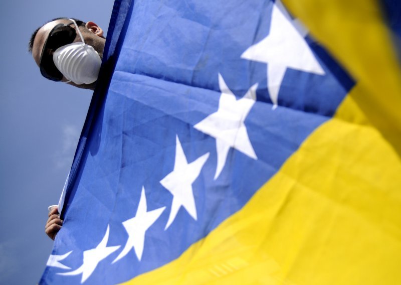 Bosnia's new tripartite presidency sworn in