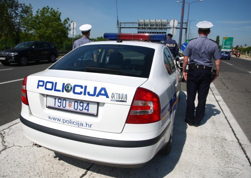 Policajka kolegu prijavila da ju je uhvatio za grudi