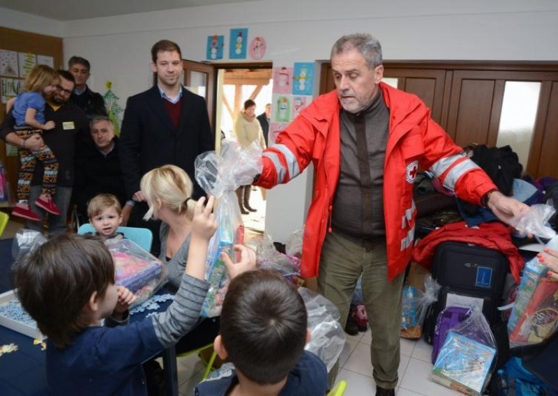 Lako je Bandiću biti Djed Mraz dok kumče drži Crveni križ