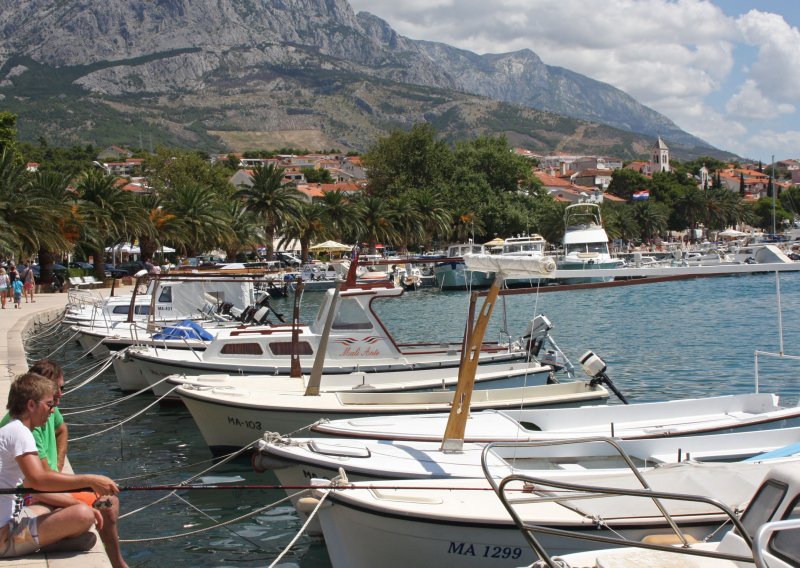 Letjele šake u Baškoj Vodi: Sedmorica Poljaka posvađala se na brodu pa potukla na rivi