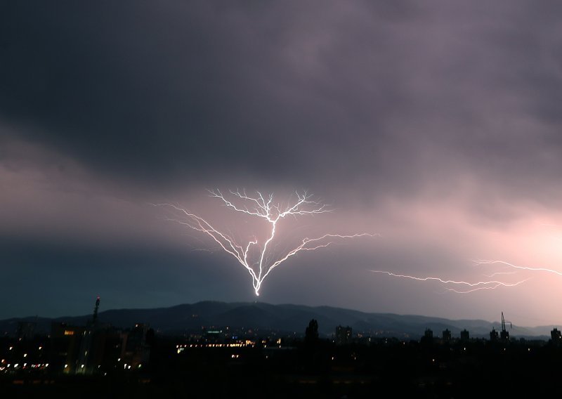 Jako nevrijeme zahvatilo Zagreb i okolicu, ponegdje padala i tuča