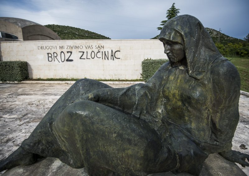 Vandali na šibenskom groblju išarali Spomen kosturnicu borcima NOB-a