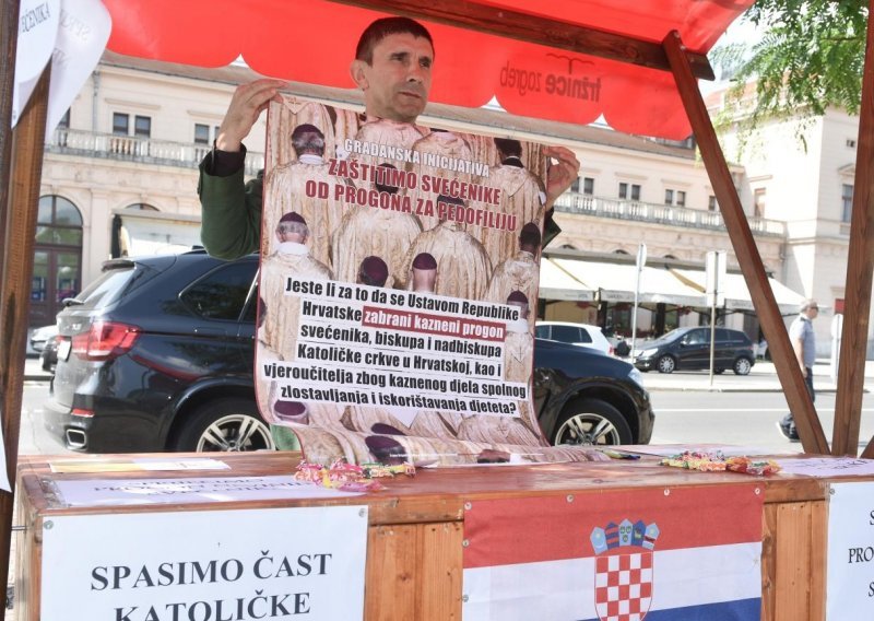 Najprovokativniji hrvatski umjetnik održao performans 'Zaštitimo svećenike od progona za pedofiliju'