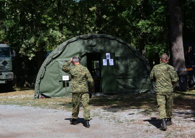 Hitno se gradi šatorsko naselje u Slavonskom Brodu