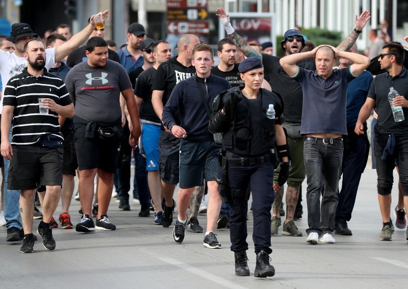 Atraktivna policajka u pratnji navijača plijenila pozornost uoči finala Kupa!