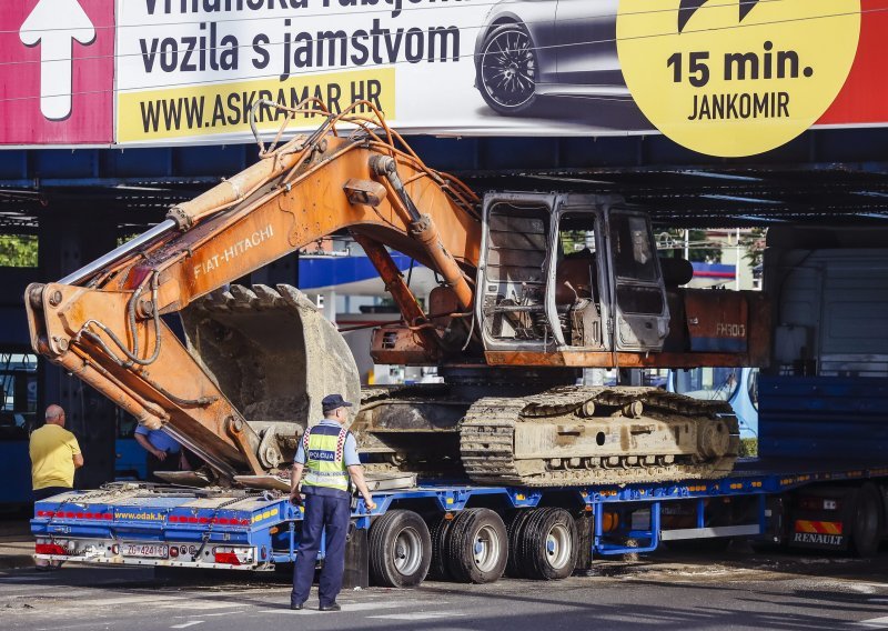 Kamion natovaren bagerom zapeo pod nadvožnjak na Držićevoj