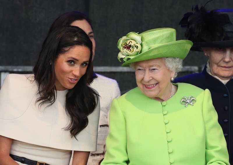 Povijesni dan: Meghan Markle u društvu kraljice Elizabete vlakom stigla u Cheshire