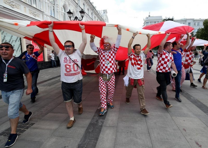 Reprezentativce ispratili uz najveću hrvatsku zastavu, ali njeni se vlasnici boje mučkog ruskog plana!