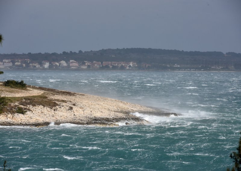 Snažna bura u Istri stvara velike teškoće