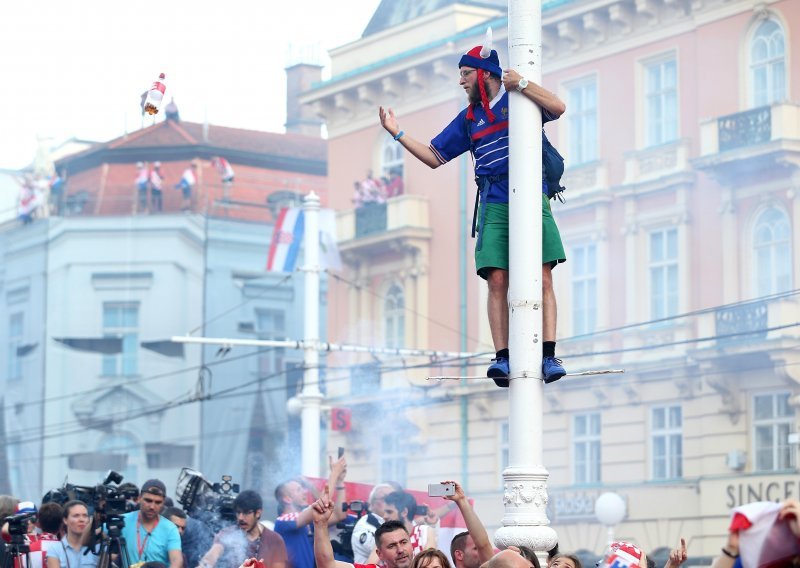 Nije moglo proći bez sramote: Napadnut Francuz koji je slavio na Trgu bana Jelačića