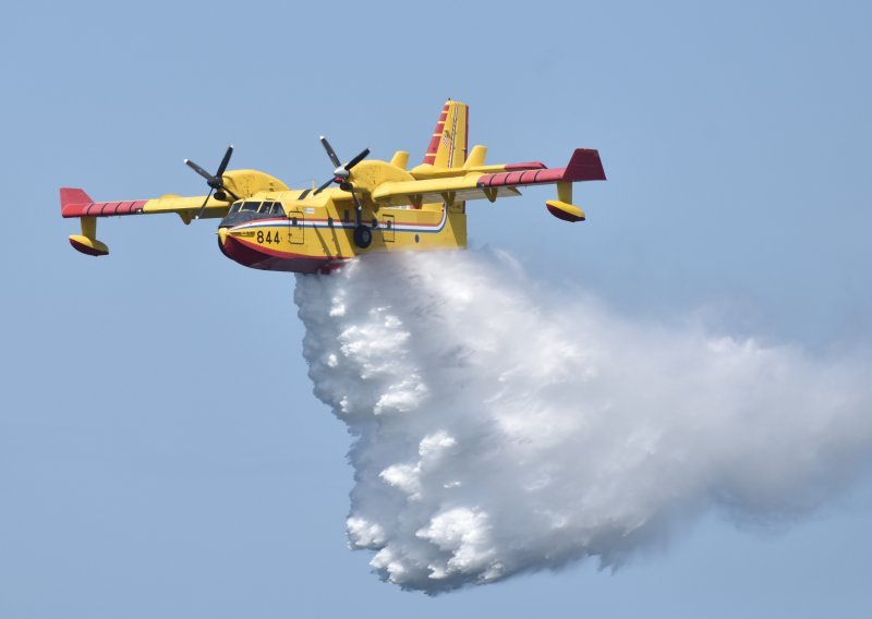 Na požarište kod Plana upućeni kanader i helikopter