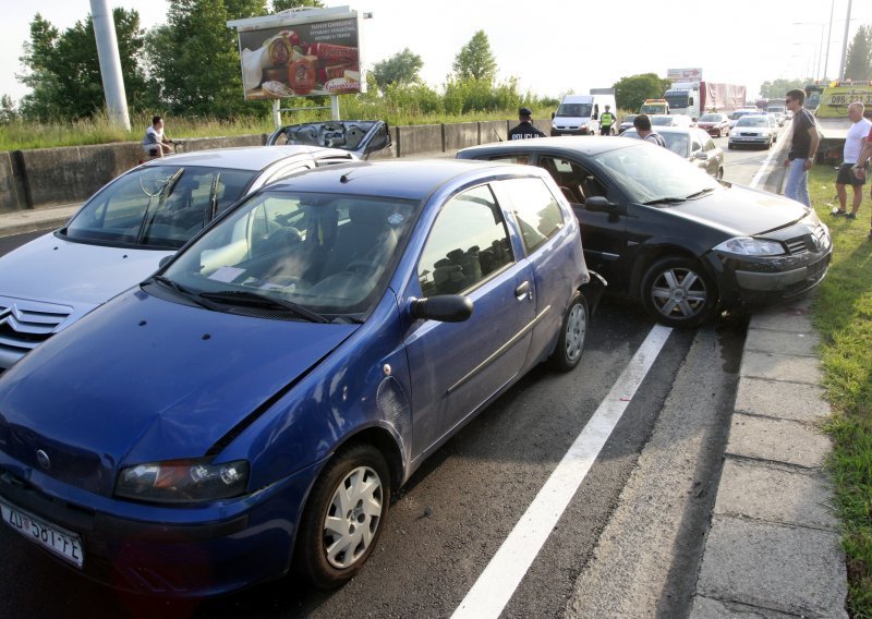 Prikolica se otkačila i izazvala dva lančana sudara