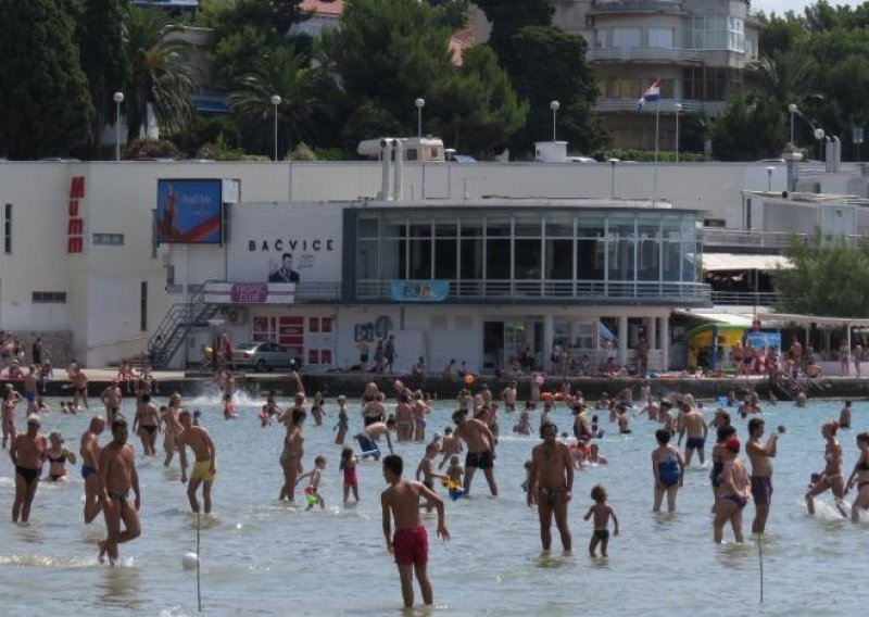 Južnoafrikanac teško ozlijeđen nakon skoka u plićak na Bačvicama