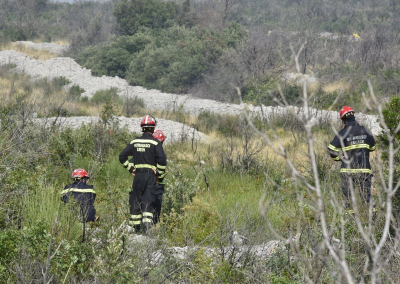 Požar kod Zatona pod nadzorom, kanaderi se povukli