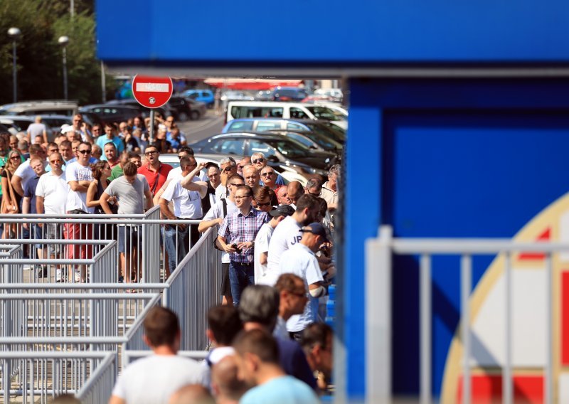 Dugački redovi na blagajnama, a igrači dijelili vodu; Dinamo će igrati pred punim Maksimirom