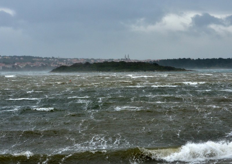 Istra prva na udaru: Obilna kiša na području Umaga, zabilježeni jaki udari vjetra