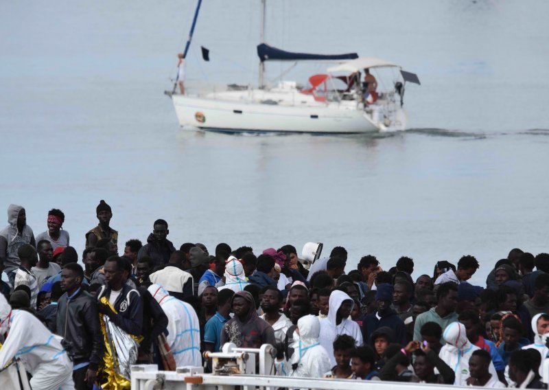 Grčki ministar poziva migrante da napuste sjevernu grčku granicu i vrate se u kampove