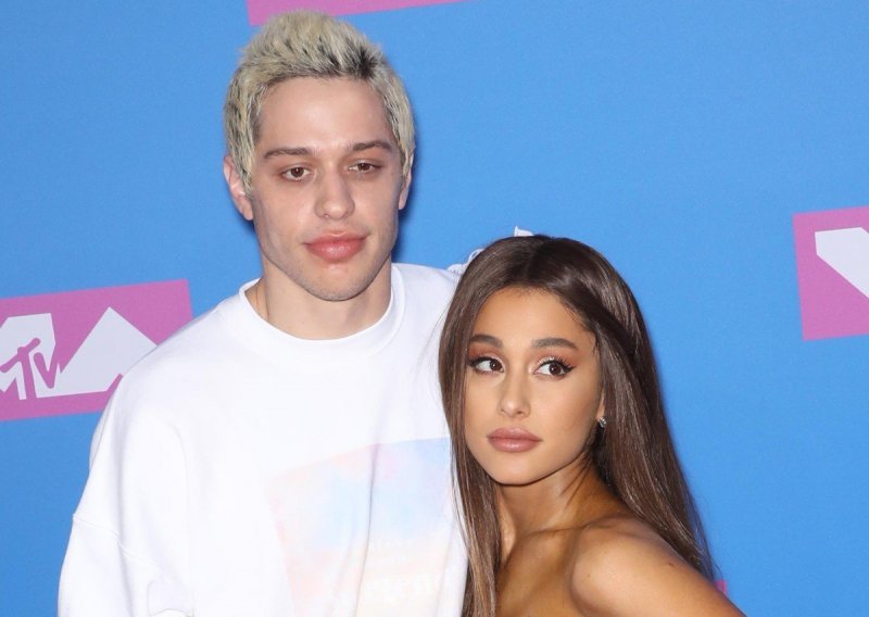 Pete Davidson osvojio je Arianu Grande samo jednim poljupcem