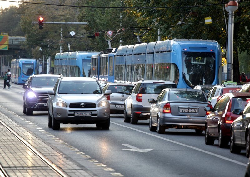 Veliki zastoj tramvaja: Zbog puknutog voda ništa ne vozi prema Dubravi