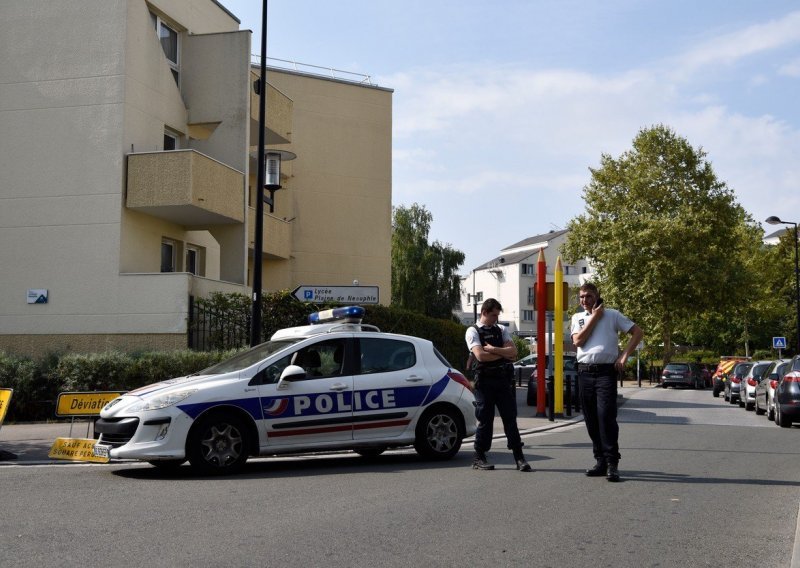 Muškarac u Parizu u napadu nožem i šipkom ozlijedio sedam osoba