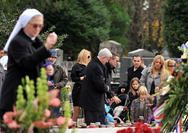 Obitelj Todorić na Tuđmanovom grobu