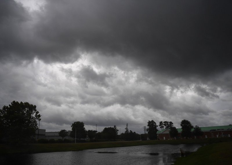 Florence snažno udara istok SAD-a: Prijete tornada i smrtnonosne poplave, 475 tisuća ljudi bez struje