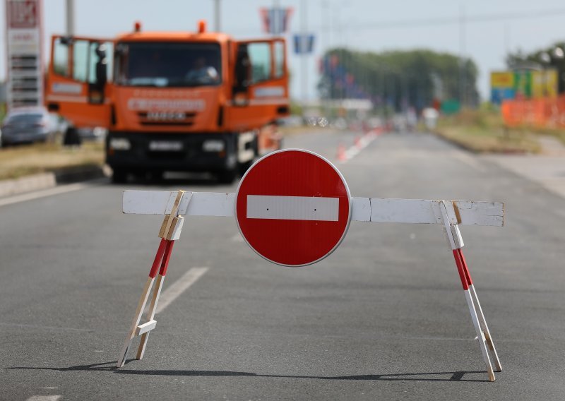 Od jutra problemi na cestama: Promet usporavaju predmet na kolniku, kvar autobusa i radovi