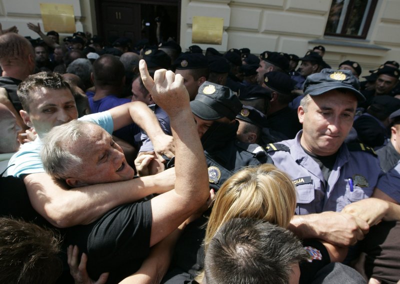 Strani mediji o 'vitlanju čekićima' u Vukovaru