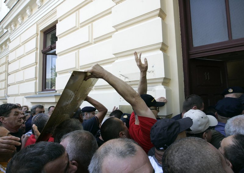 U Osijeku skinuta ploča s dvojezičnim natpisom