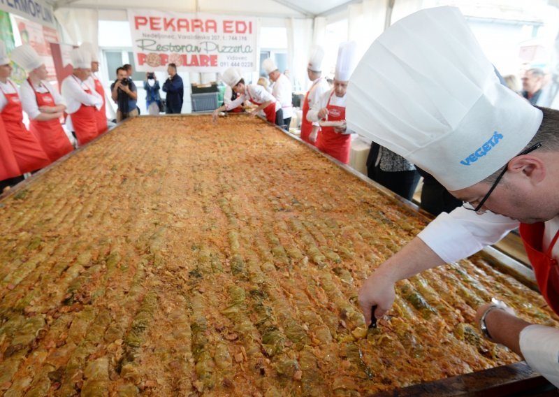 Tri dana pripremalo je više od 20 kuhara, pogledajte kako izgleda najveća sarma na svijetu